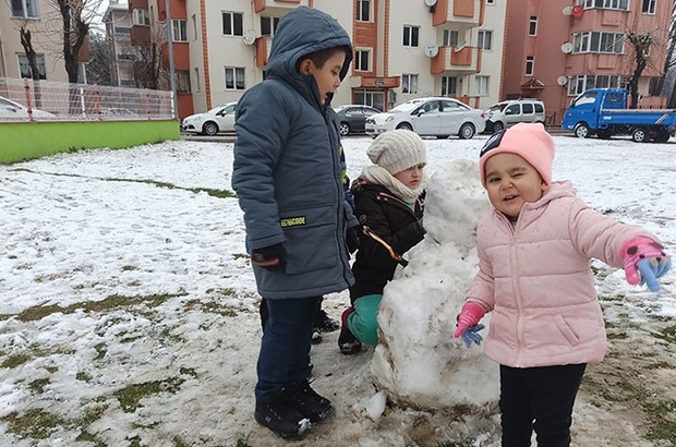 Kar yağışı çocuklara karne hediyesi oldu
