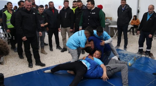Depremzede çocuklar başpehlivanları tuş etti