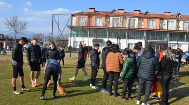 Depremzede çocuklar futbolcu abileriyle moral buldu