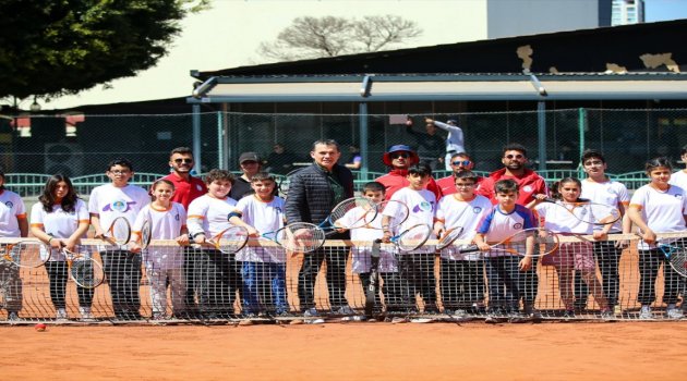 Depremzede Çocuklar Günlerini Tenis Kursunda Geçiriyor