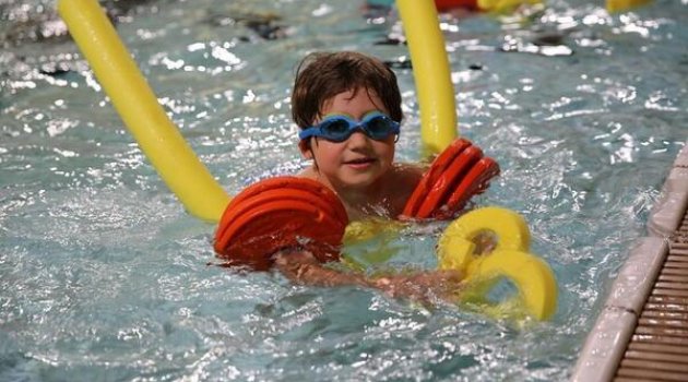 İşitme engelli çocuklara yüzme eğitimi