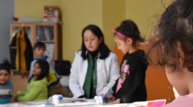 Minik öğrenciler robotik kodlama öğreniyor 