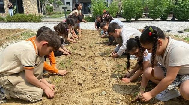 Selçuklu Çocuklar Fideleri Toprakla Buluşturuyor