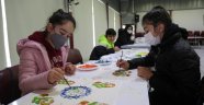 Çocuklar tahta baskı sanatını öğreniyor