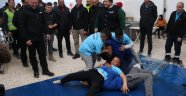Depremzede çocuklar başpehlivanları tuş etti