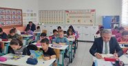 Kadışehri'nde minik öğrenciler ile kitap okudu