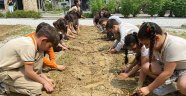Selçuklu Çocuklar Fideleri Toprakla Buluşturuyor