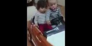 Direksiyon Sallamaktan Yorgun Düşen Çocuk