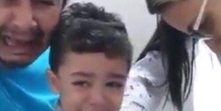 Oğlu İğne Olurken Ağlayan Baba