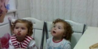 Annesine Sitem Eden Harika İkizler