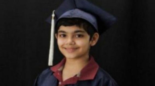 11 yaşındaki çocuk 3 diplomayla mezun oldu