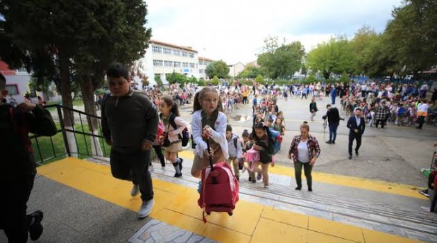 19 milyona yakın öğrenci için ilk ders zili çaldı