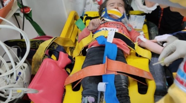 2 yaşındaki çocuk 26 saat sonra sağ çıkarıldı