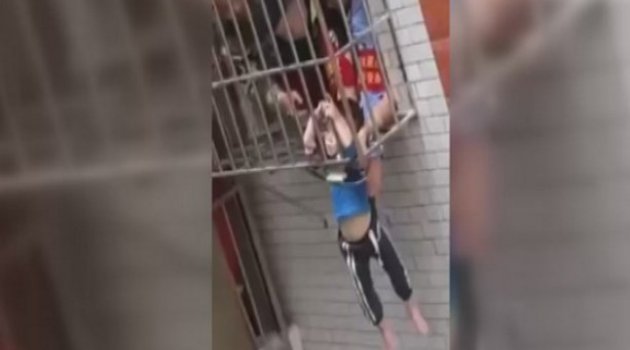 2 yaşındaki çocuk demir parmaklıklarda asılı kaldı