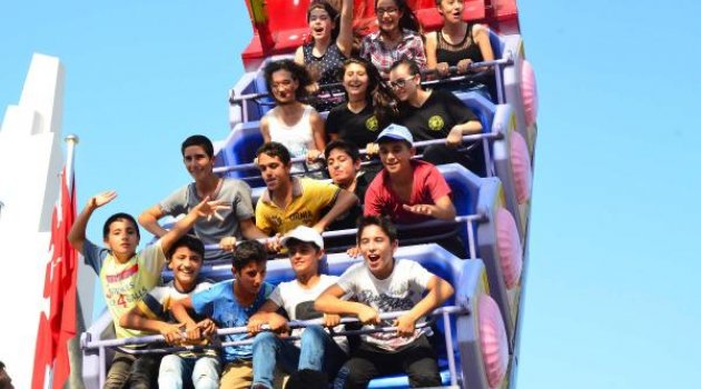 200 çocuk ilk kez lunaparkta eğlendi