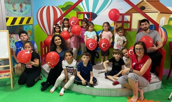 Bilecik'te çocuklar boya yaparak eğlendi