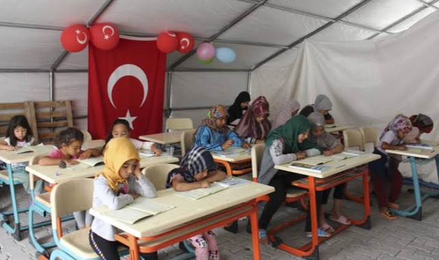 Depremzede çocuklar Kur'an-ı Kerim öğreniyor