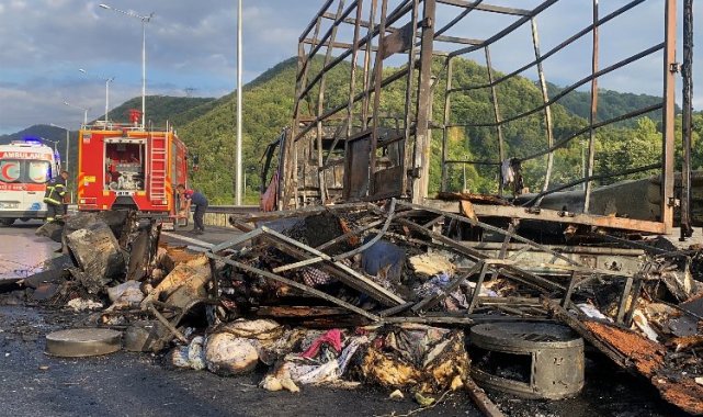 Düzce otoyolunda nakliye kamyonu yandı