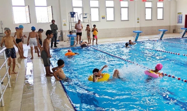 Eyyübiye'de çocuklar yaz tatilinde yüzme öğreniyor!