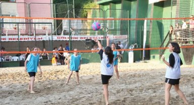 Gölcük'te plaj voleybolu başlıyor