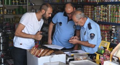 İzmir Karabağlar Zabıtası'ndan işyerlerine kapsamlı denetim