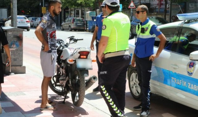 Manisa'da kaldırımlarda motosiklet avı!