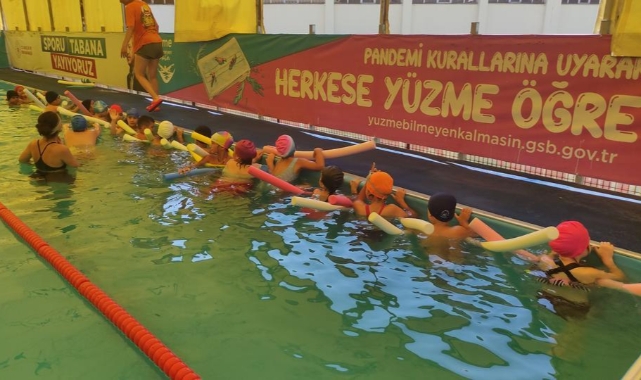 Minikler portatif yüzme havuzunda yüzme öğreniyor