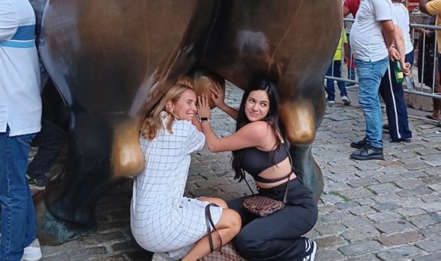 New York'ta turistlerin tacizine uğrayan boğa! Turistler bunu neden yapıyor?