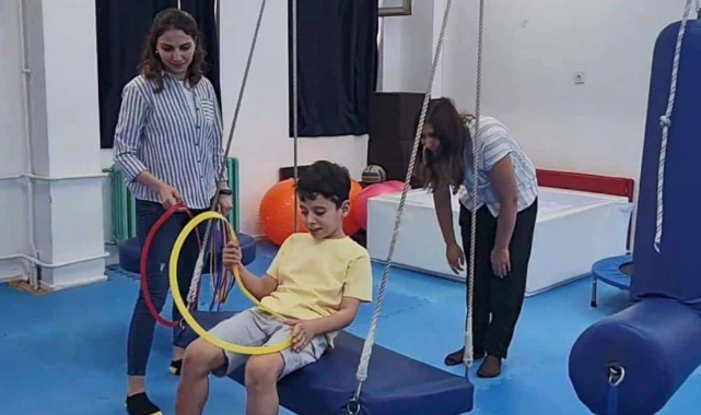 Özel gereksinimli çocuklar doyasıya eğleniyor