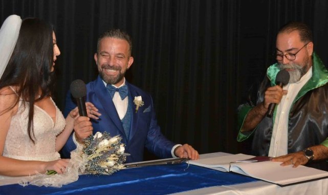 Tiyatro sahnesinde evlendiler