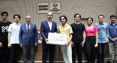 YKS'de ilk 100'e giren Konyalı öğrencilerle buluştu