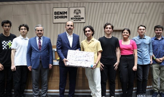 YKS'de ilk 100'e giren Konyalı öğrencilerle buluştu