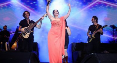 Aliağa'da Zara ve Uğur Aslan'dan yağmur altında müzik ziyafeti
