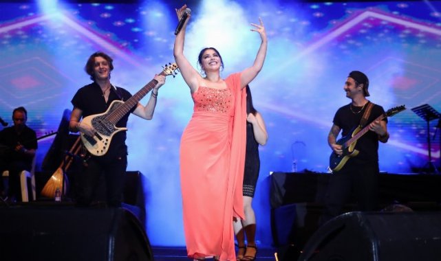 Aliağa'da Zara ve Uğur Aslan'dan yağmur altında müzik ziyafeti