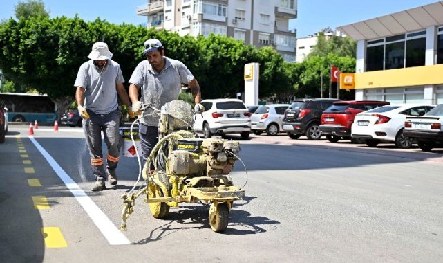 Antalya Muratpaşa'nın yol çizgileri yenileniyor
