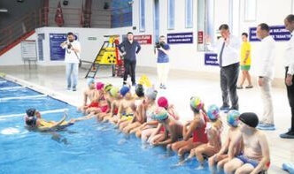 Ayda 1100 çocuk yüzme öğreniyor