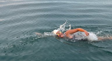 Aysu yüzmede ölümsüzlüğü kucakladı... Başarısı tarihe geçti