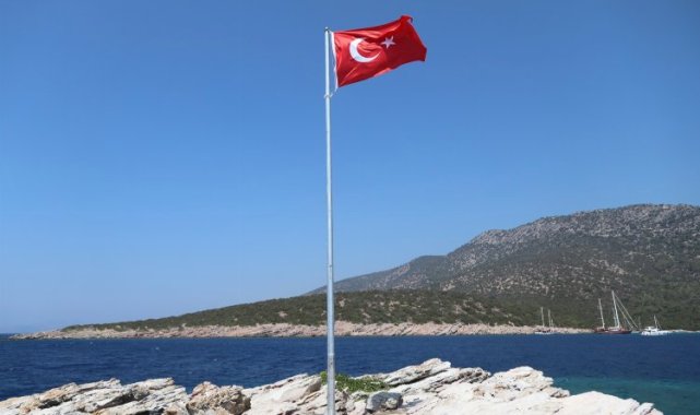 Bodrum'da ada ve koylara bayrak çalışması
