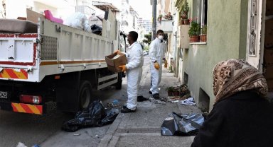 Bursa Osmangazi'de yine çöp ev... 2 kamyon eşya çıktı