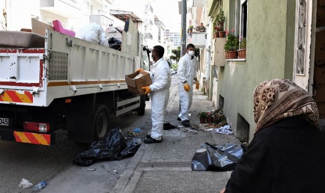 Bursa Osmangazi'de yine çöp ev... 2 kamyon eşya çıktı