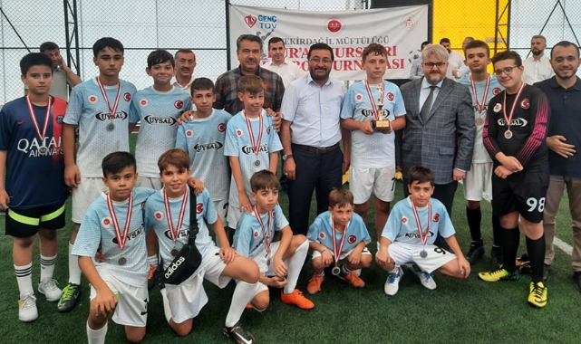 Camiye gelen çocuklar halı sahada ter attı