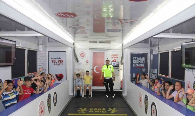 Çocuklar mobil eğitim tırıyla trafik kurallarını öğrendi