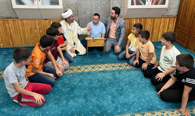 Çocuklar yaz akşamları camide buluşuyor