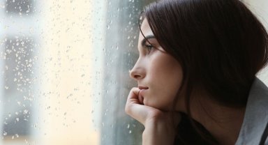 Depresyondaki kişi yalnız bırakılmamalı!