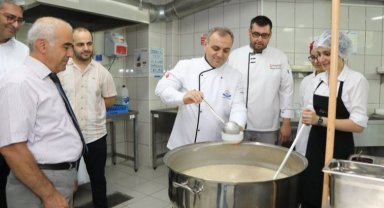 ERÜ Rektörü aşure pişirdi