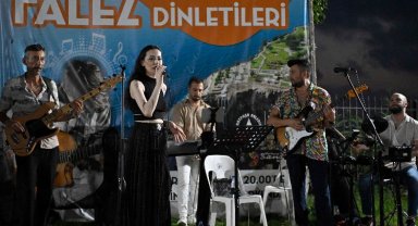 Falezlerde müzik ziyafeti sürüyor