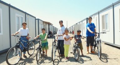 Gaziantep'te depremzede çocuklara bisiklet