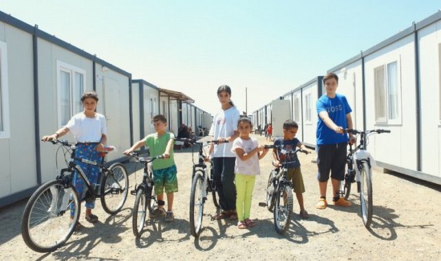 Gaziantep'te depremzede çocuklara bisiklet