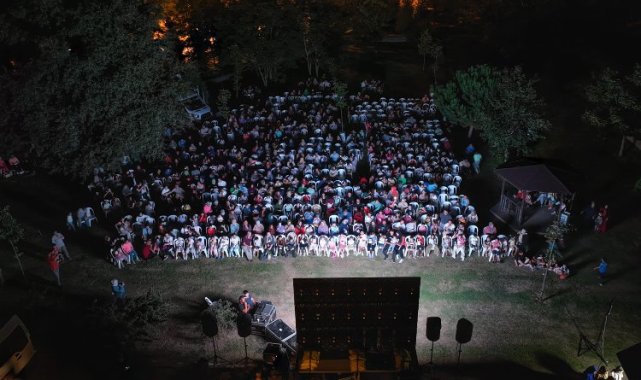 Gölcüklü miniklerin açık havada sinema keyfi