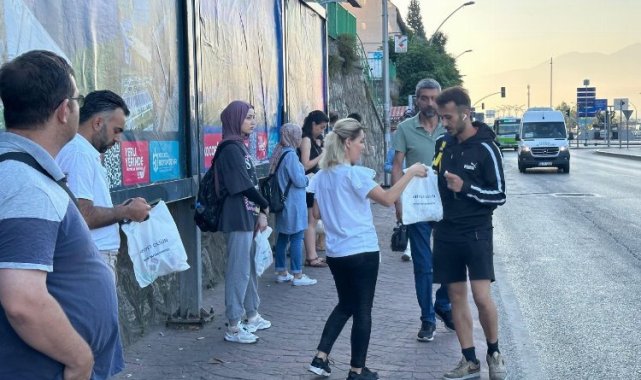 İzmit Belediyesi ikramlarıyla emekçinin yüzünü güldürdü